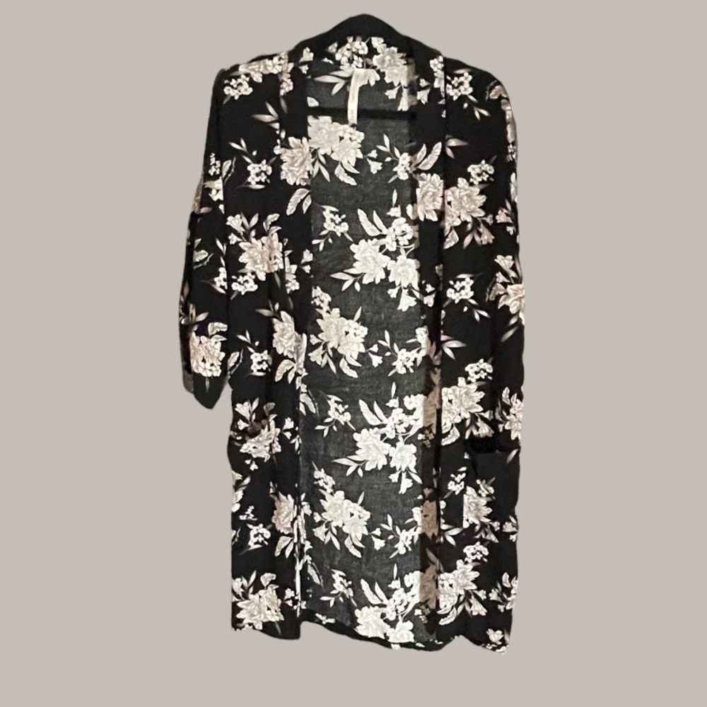 LAST CHANCE-MOVING ❌ NWOT Floral Top
